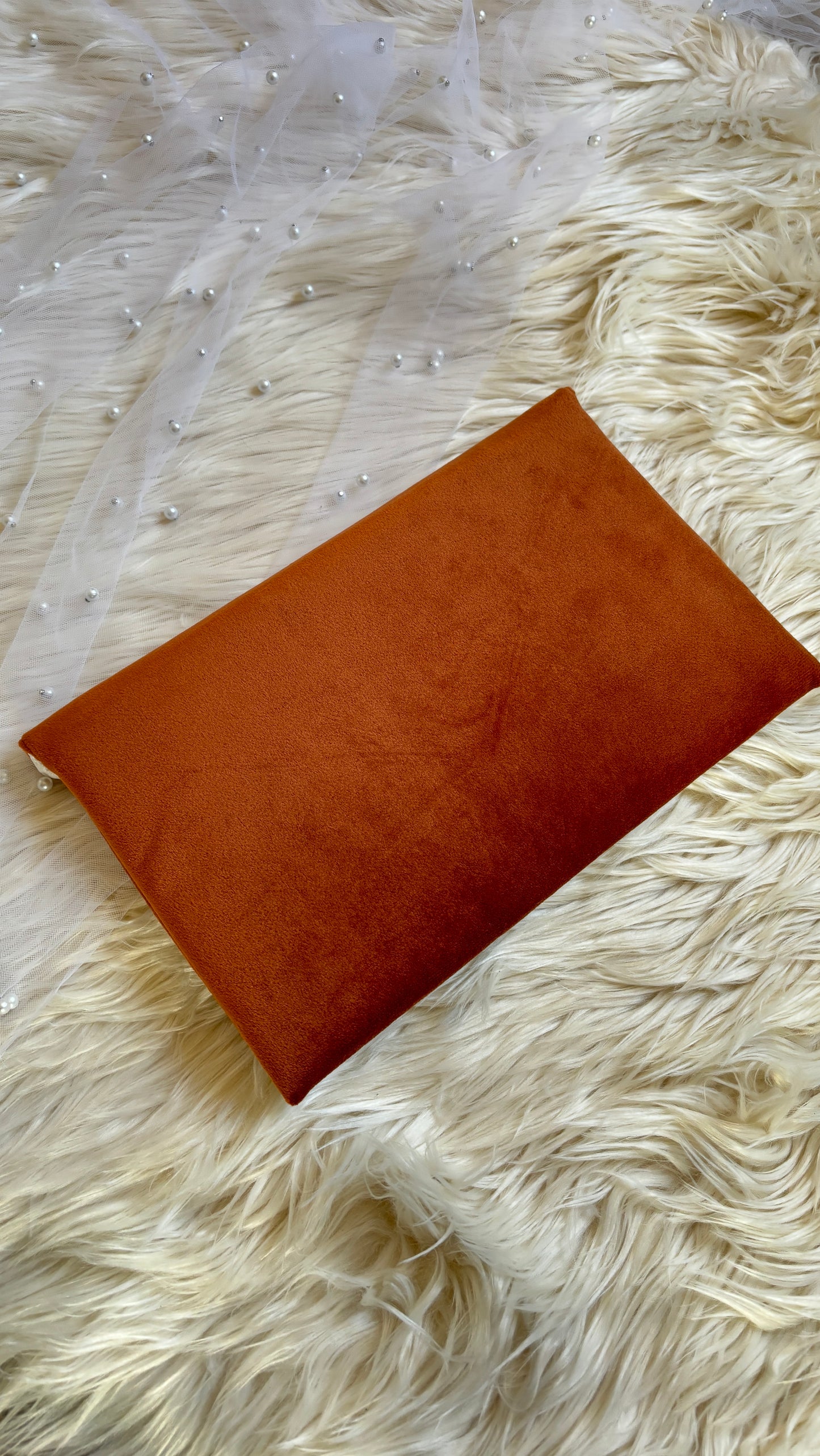 Sac pochette de soirée marron fauve en velours et paillettes dorées
