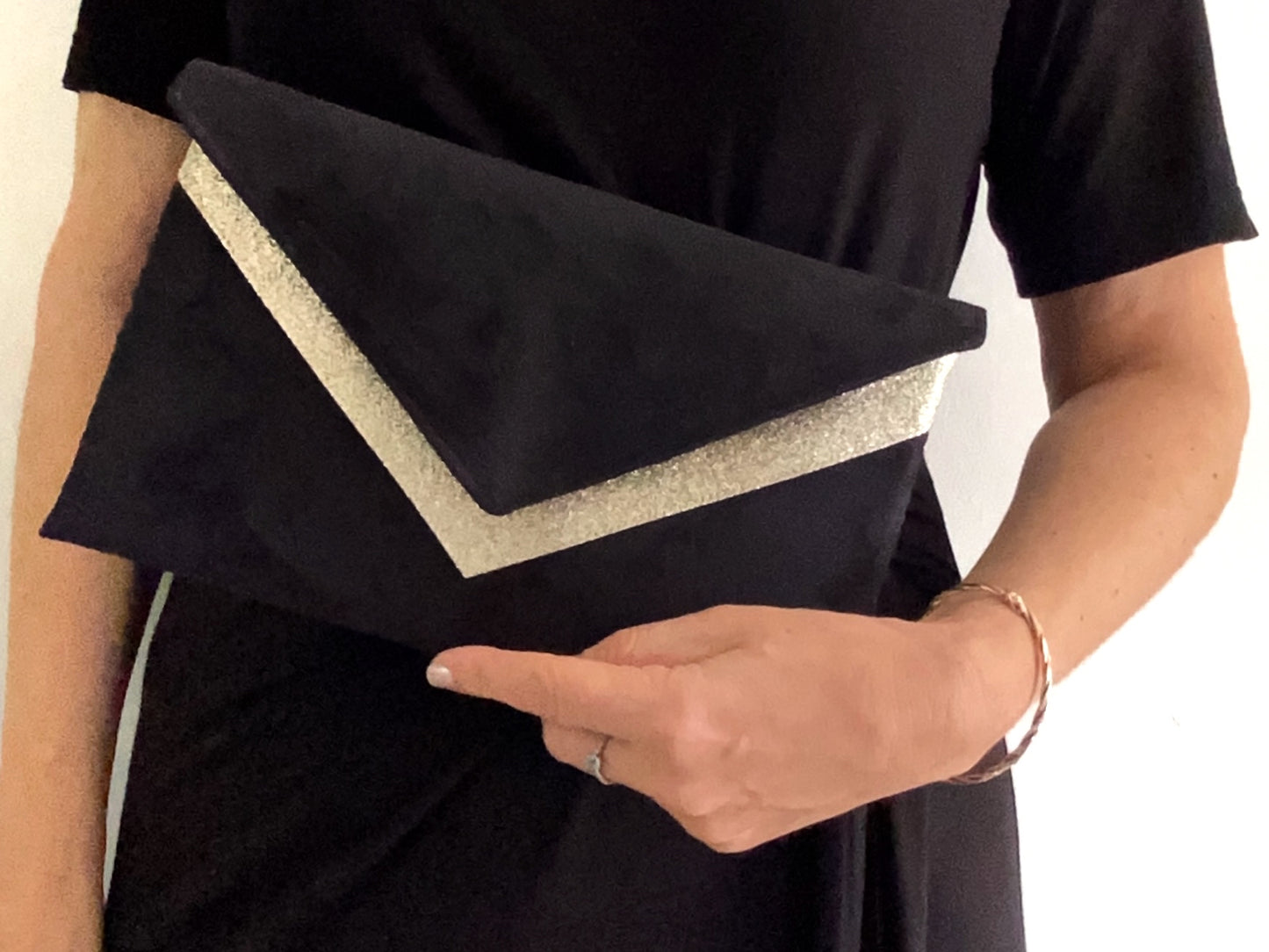 sac pochette noir et paillettes dorées
