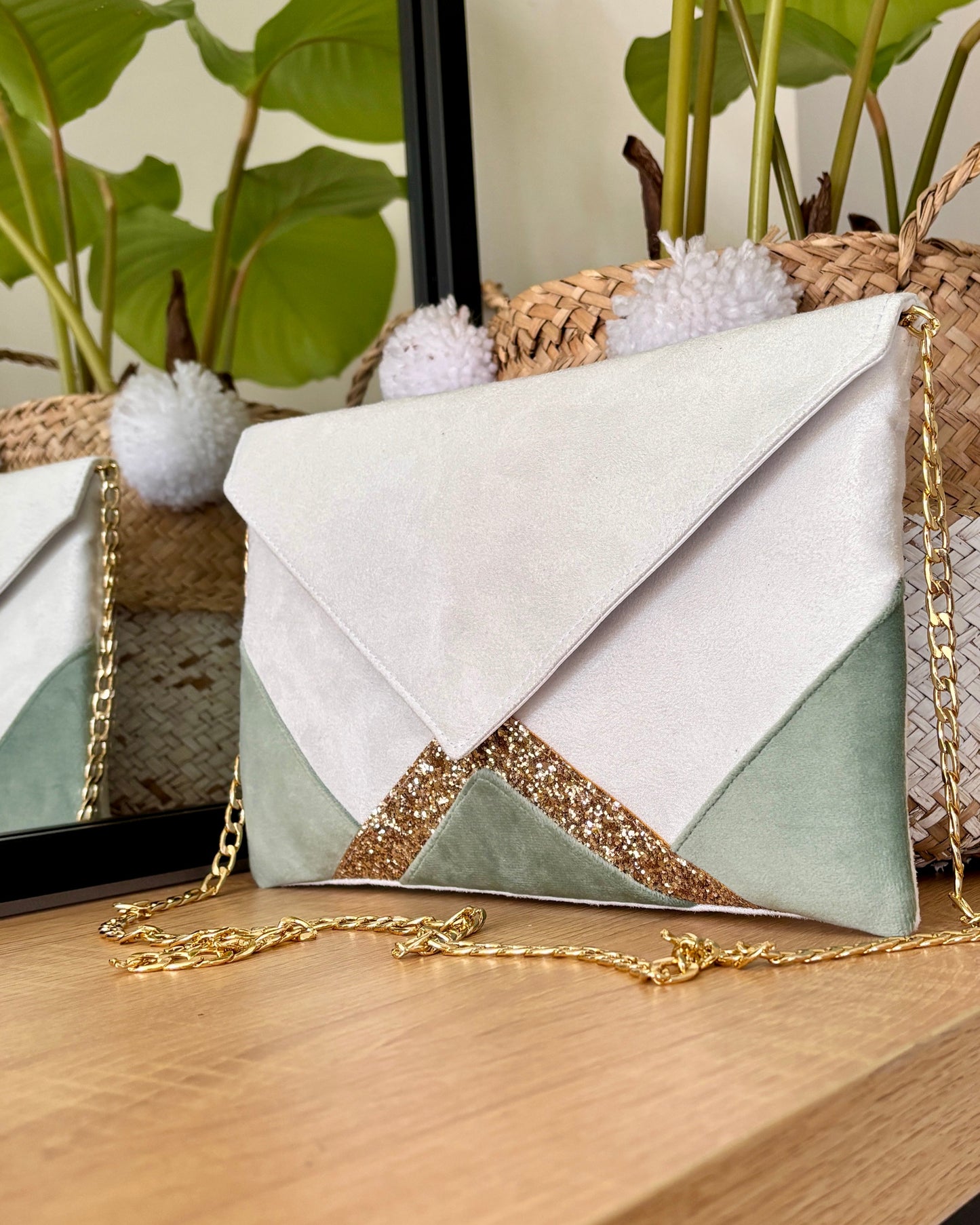 Pochette mariage vert sauge, blanche et paillettes dorées