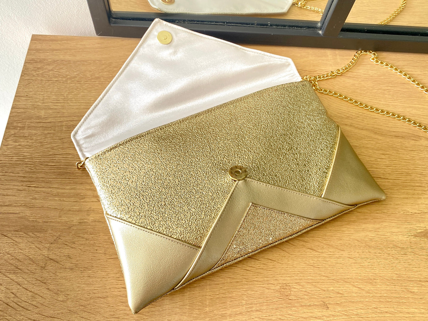 Pochette mariage dorée avec chaîne
