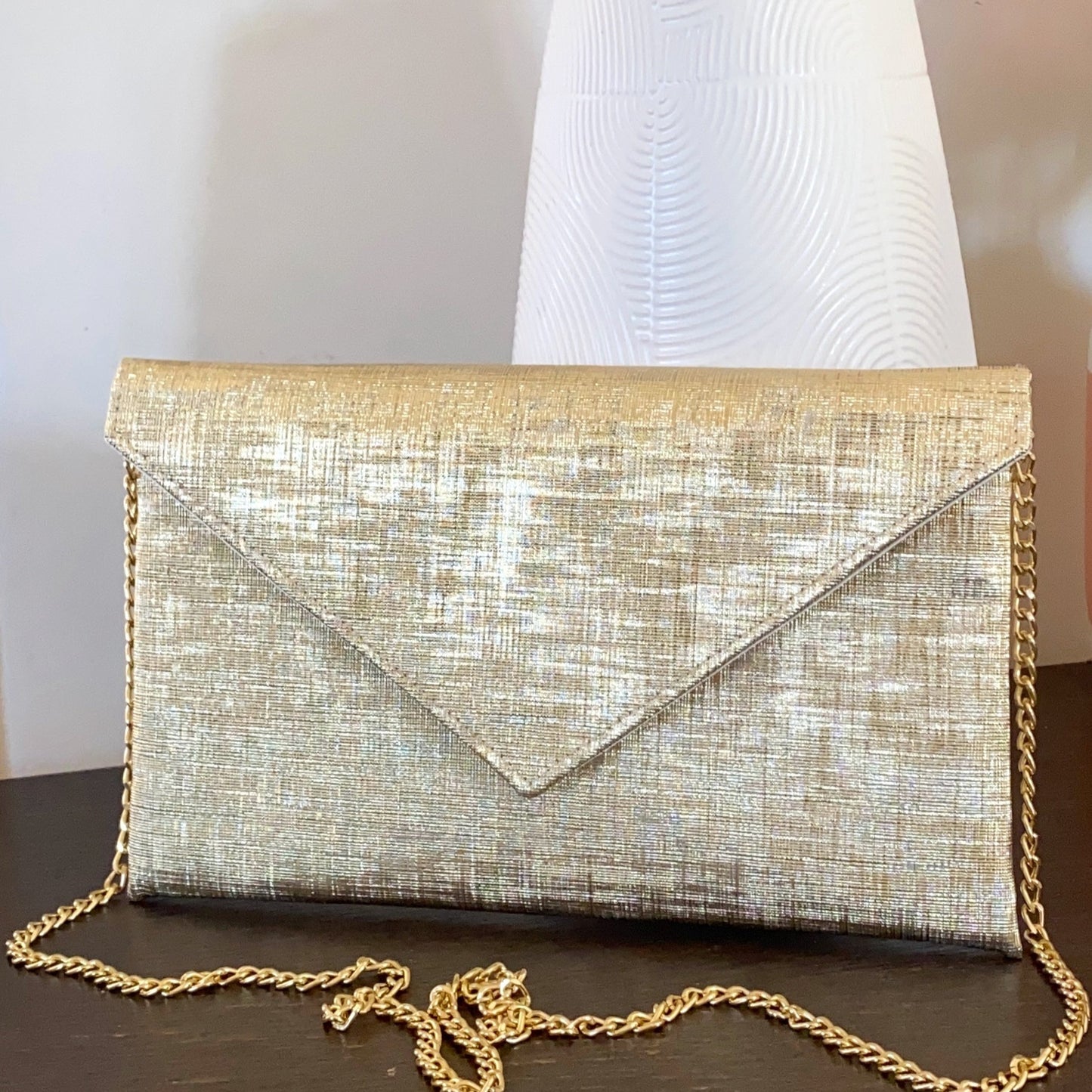 Pochette dorée avec chaîne, idéale pour un mariage ou une soirée