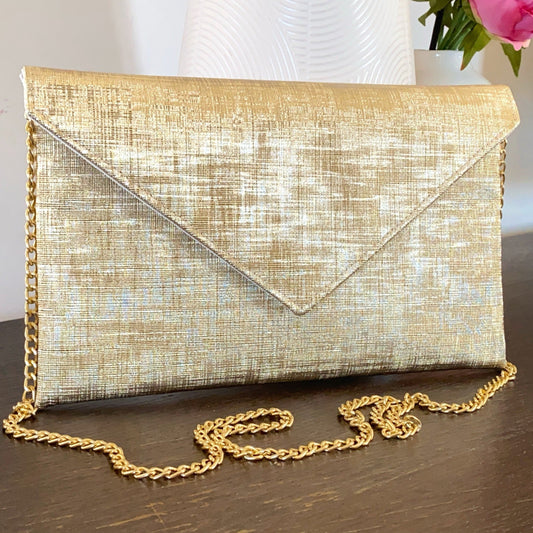 Pochette dorée avec chaîne, idéale pour un mariage ou une soirée