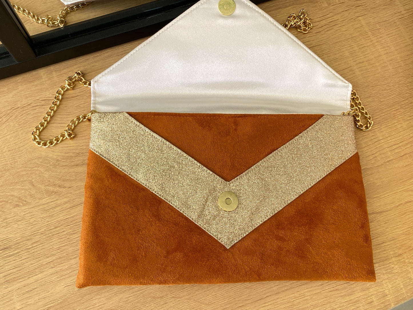 pochette enveloppe camel et dorée