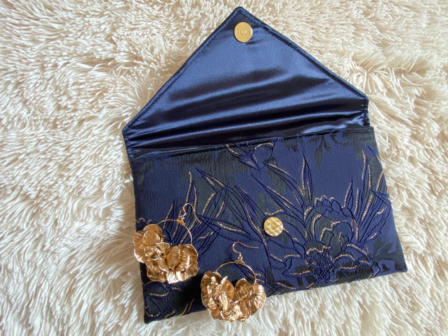 Pochette soirée bleu marine et dorée avec boucles d'oreilles en fleurs stabilisées- fil des toiles