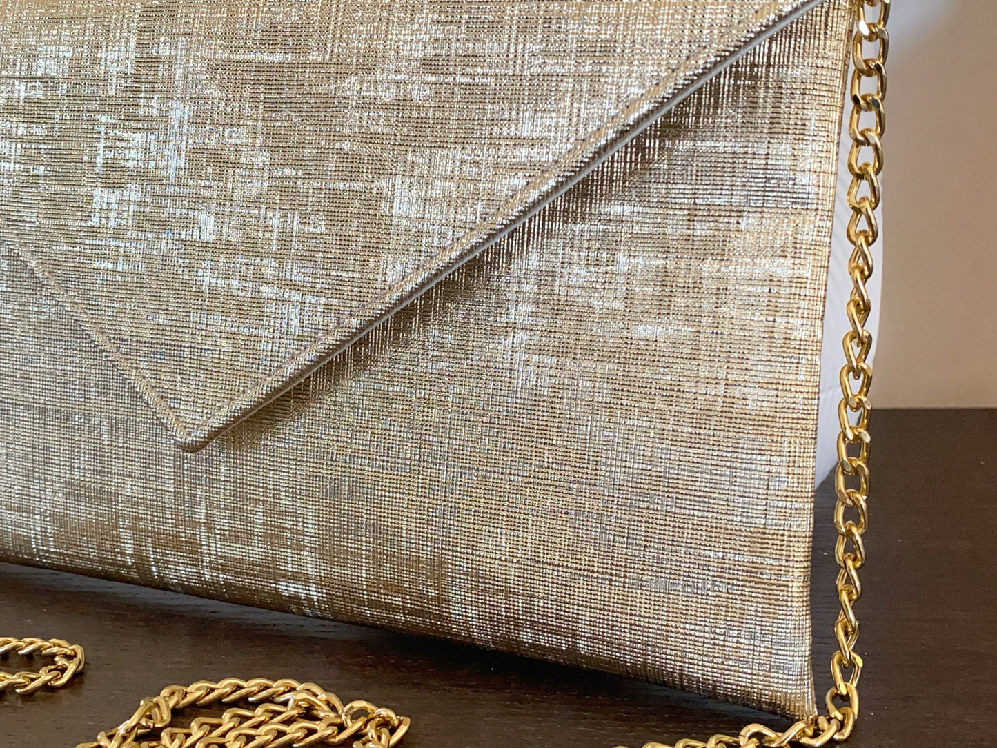 Pochette dorée avec chaîne, idéale pour un mariage ou une soirée