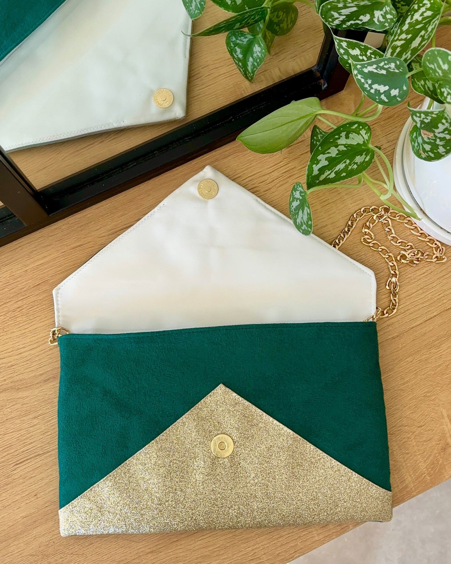 pochette style enveloppe verte et dorée