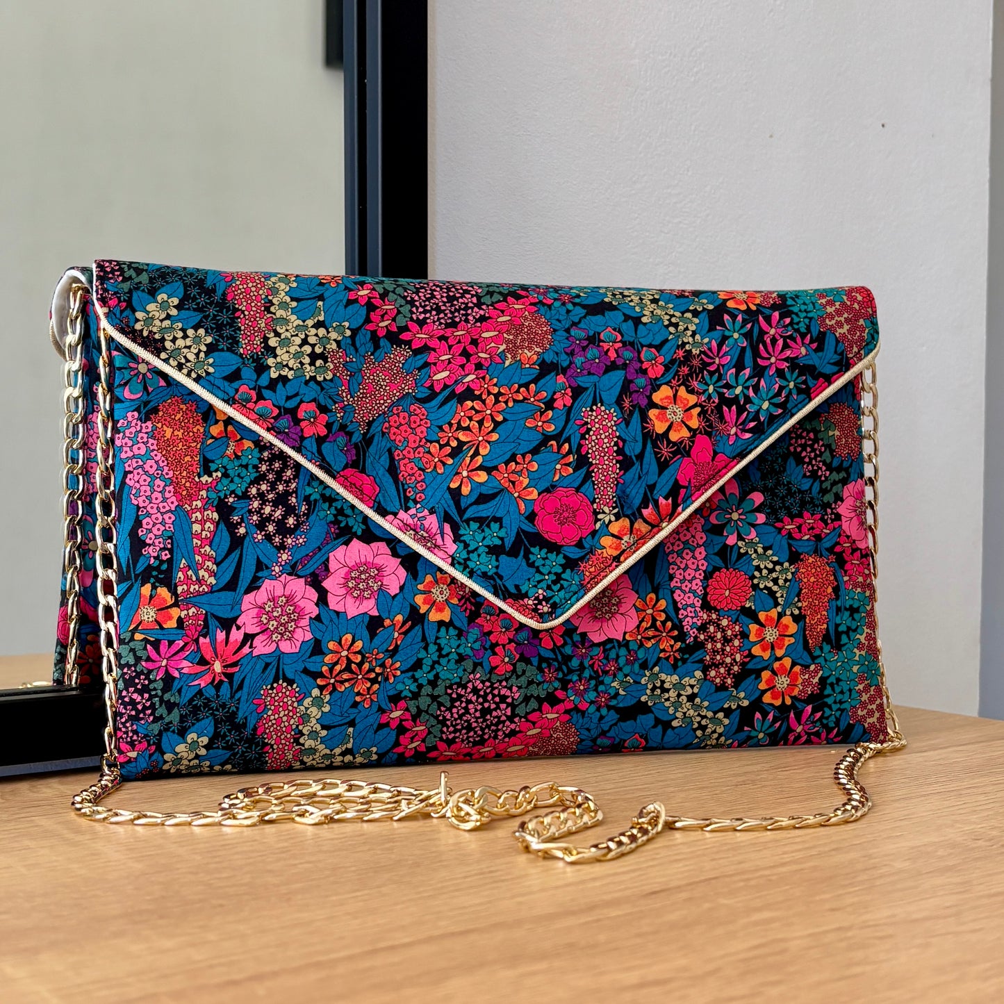 Pochette en liberty of London Ciara bleu et rose