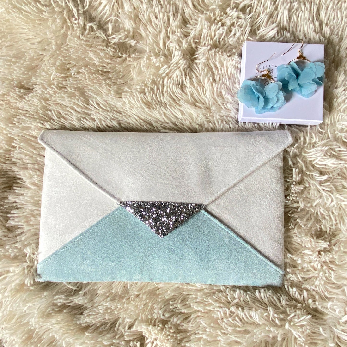 Pochette mariage blanche bleu clair at paillettes argentées