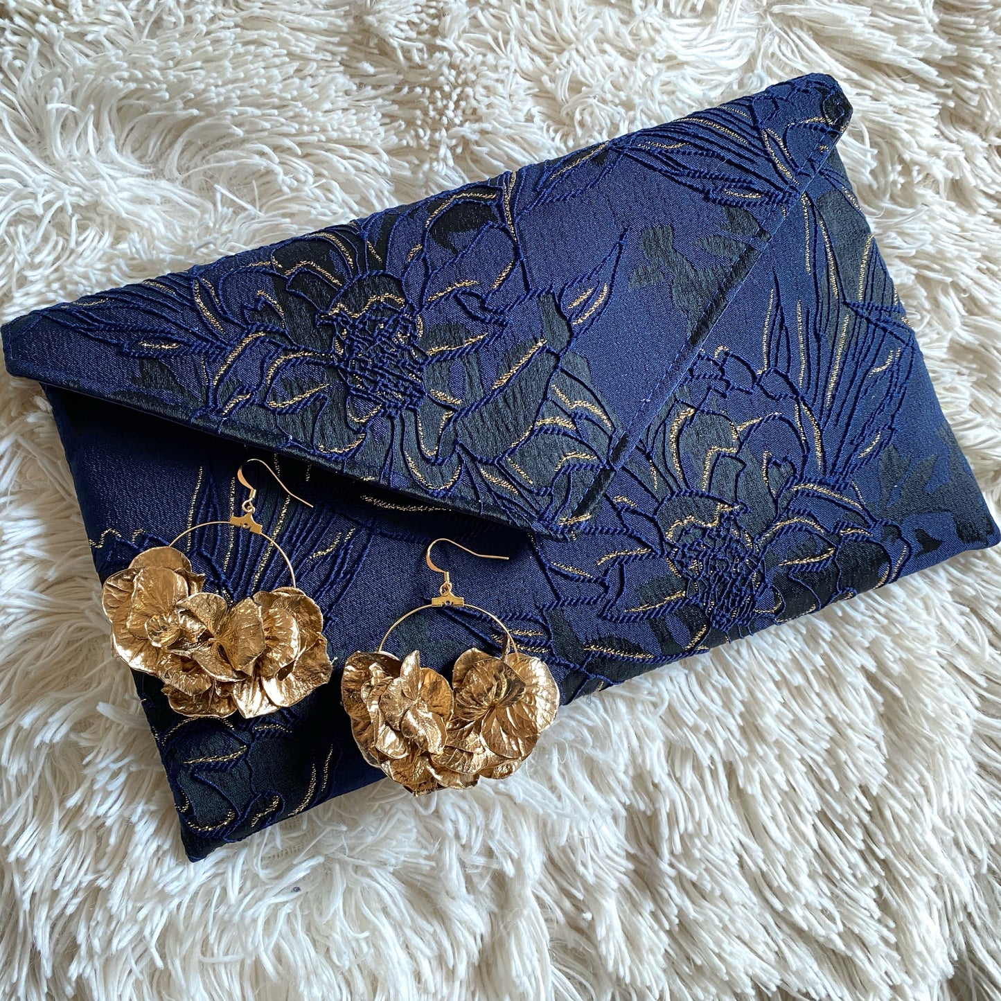 pochette de soirée bleu marine et dorée - fil des toiles