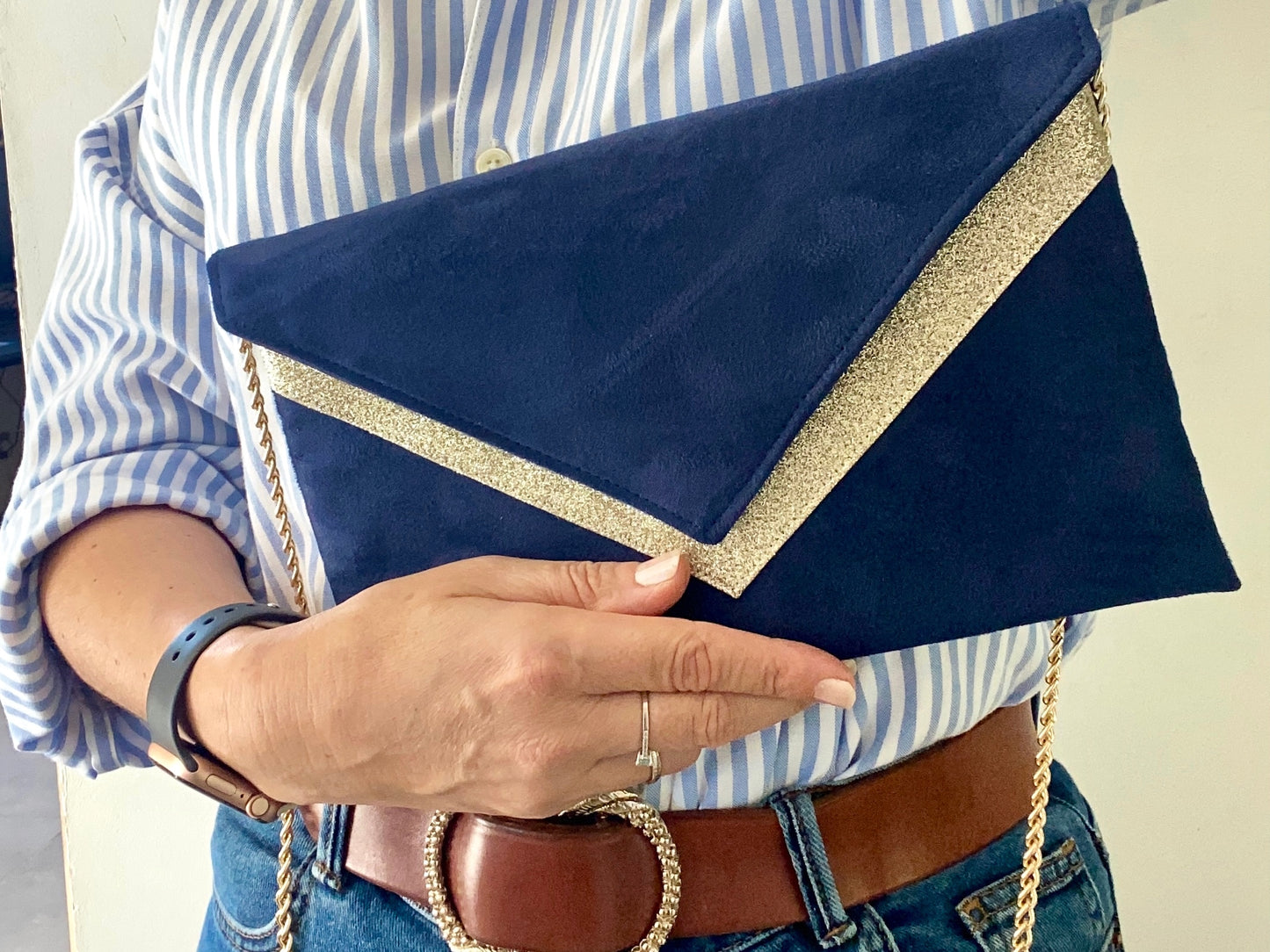 pochette enveloppe bleu marine et paillettes dorées - fil des toiles