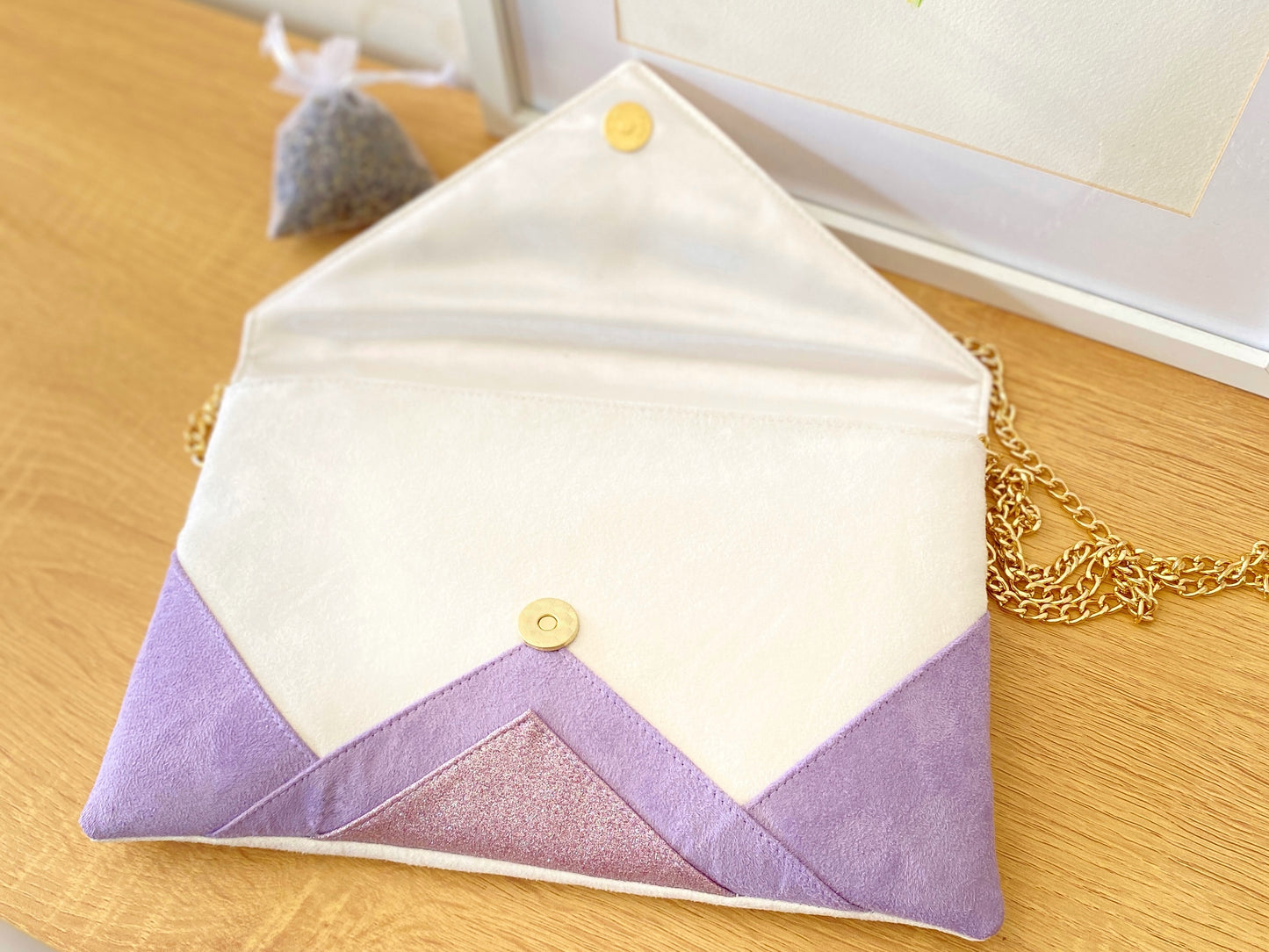 pochette femme cérémonie blanc cassé et violet