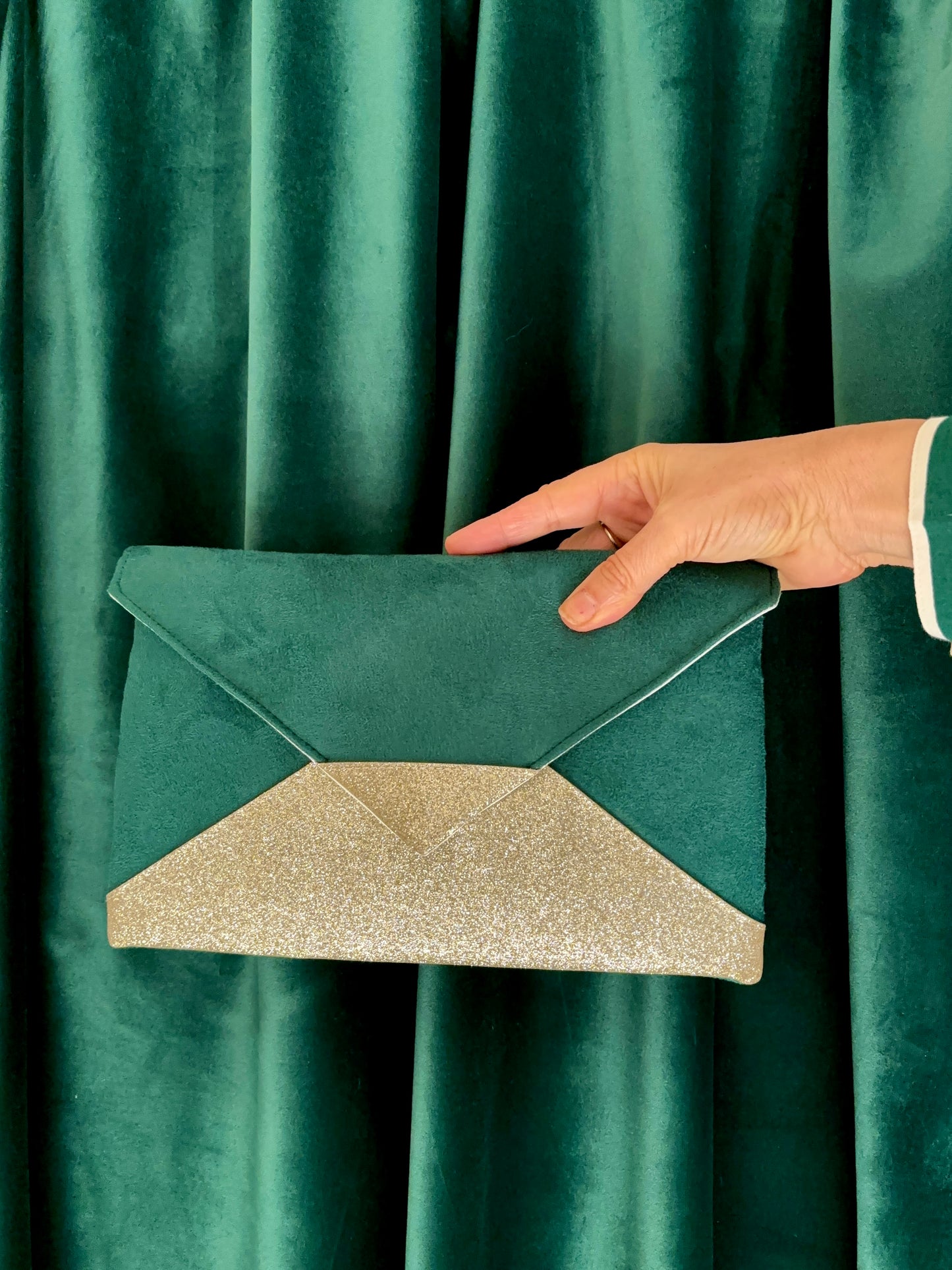 Sac de soirée vert et doré en suédine - il des toiles