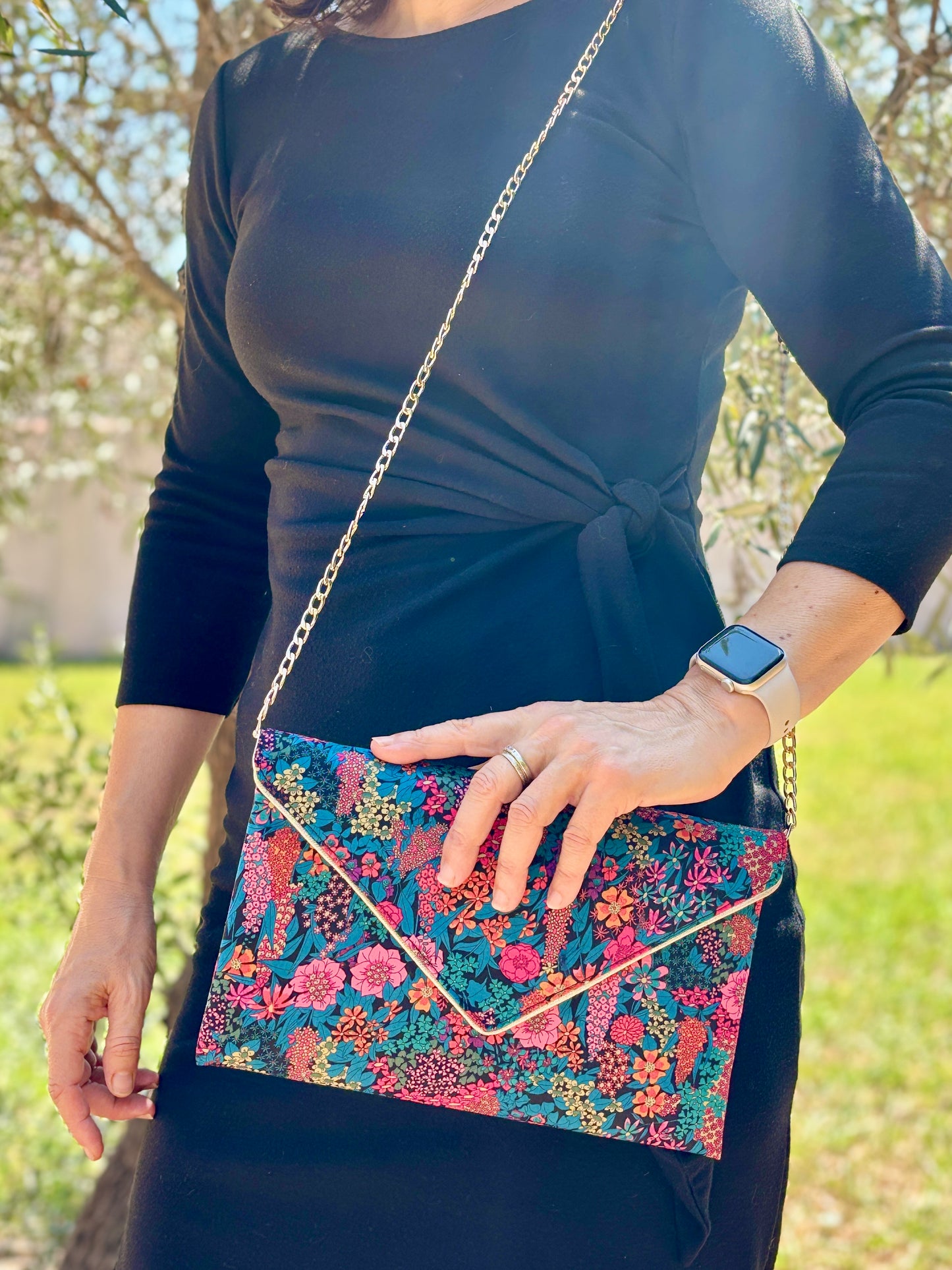 Pochette envellope en liberty of London Ciara bleu et rose avec chaîne