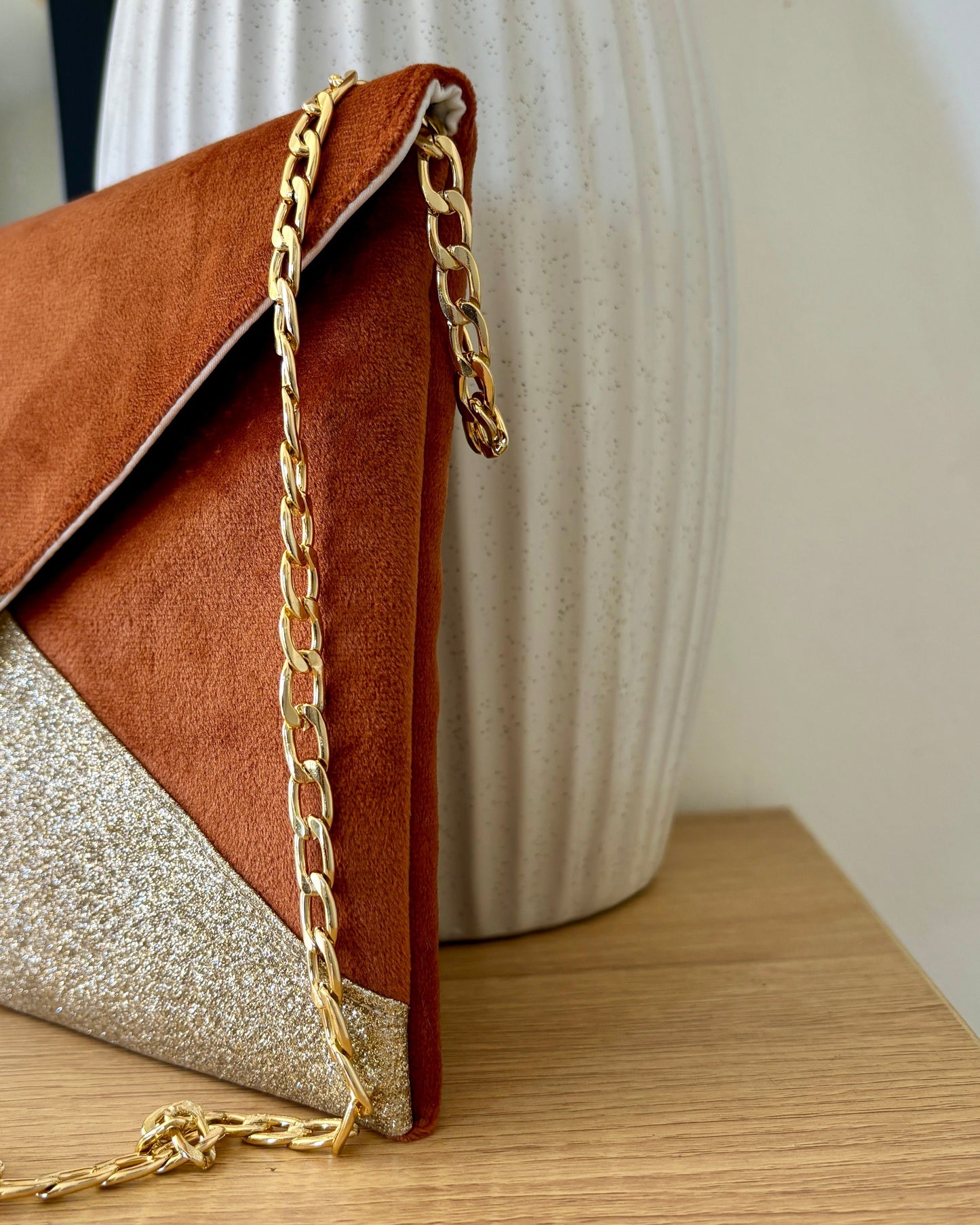 pochette marron et dorée avec chaîne