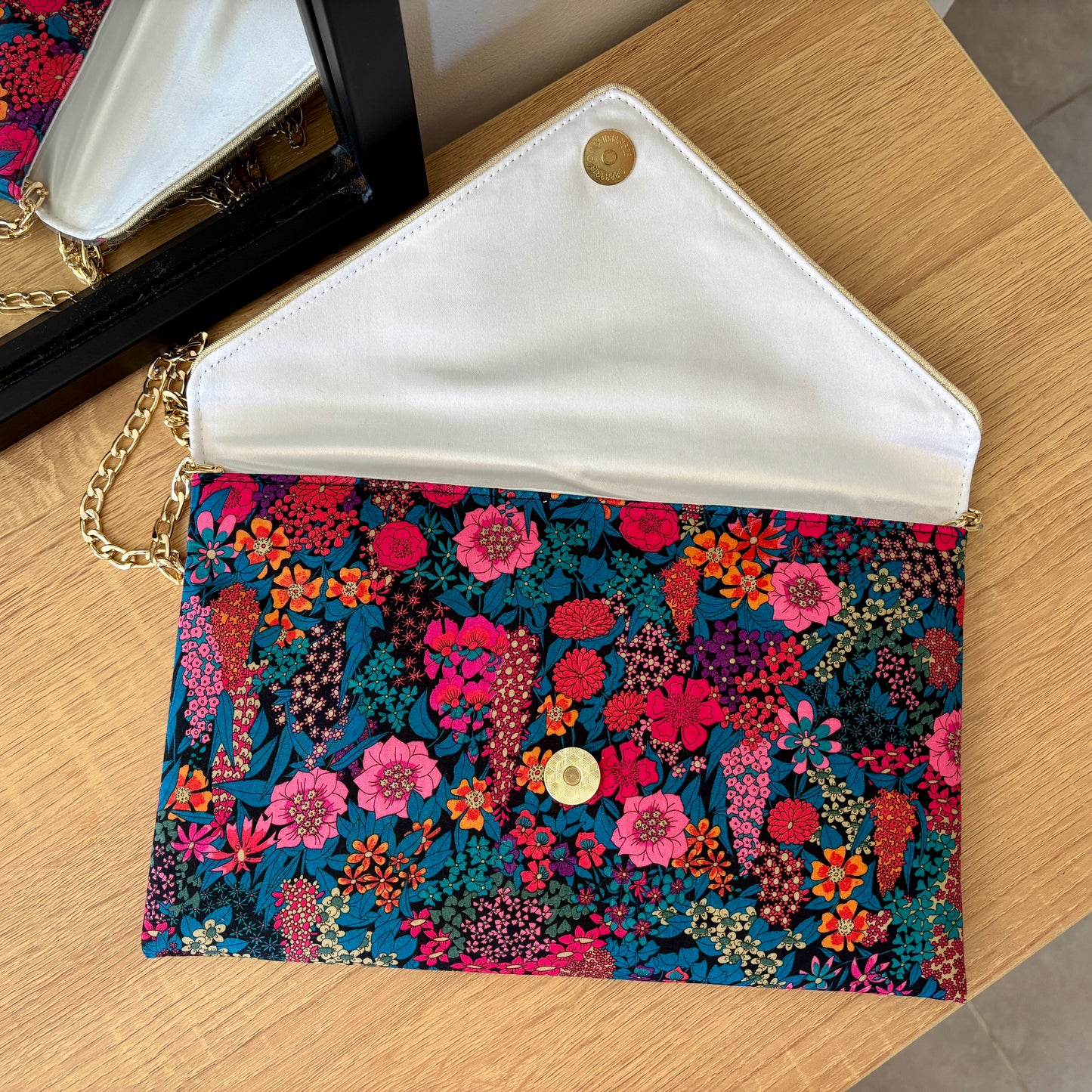 Pochette fleurie en liberty of London Ciara bleu et rose