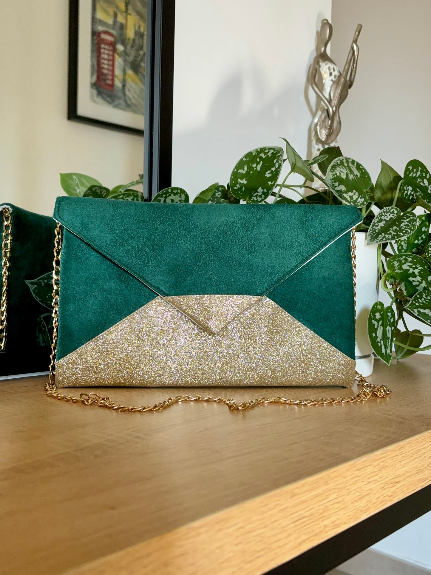 Sac pochette de soirée vert foncé et paillettes dorées