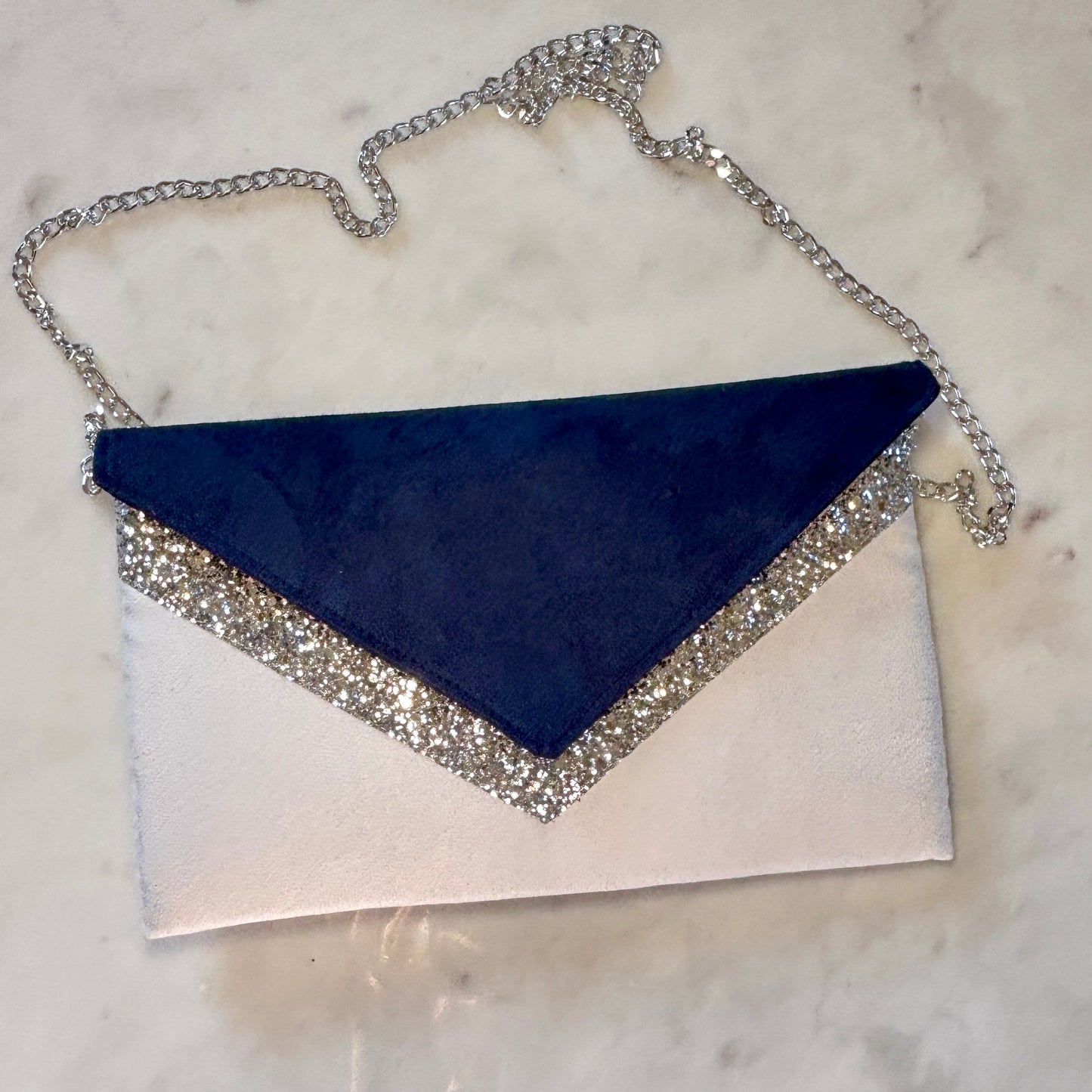 sac pochette mariage bleu marine et blanc , paillettes argentées - Fil des toiles