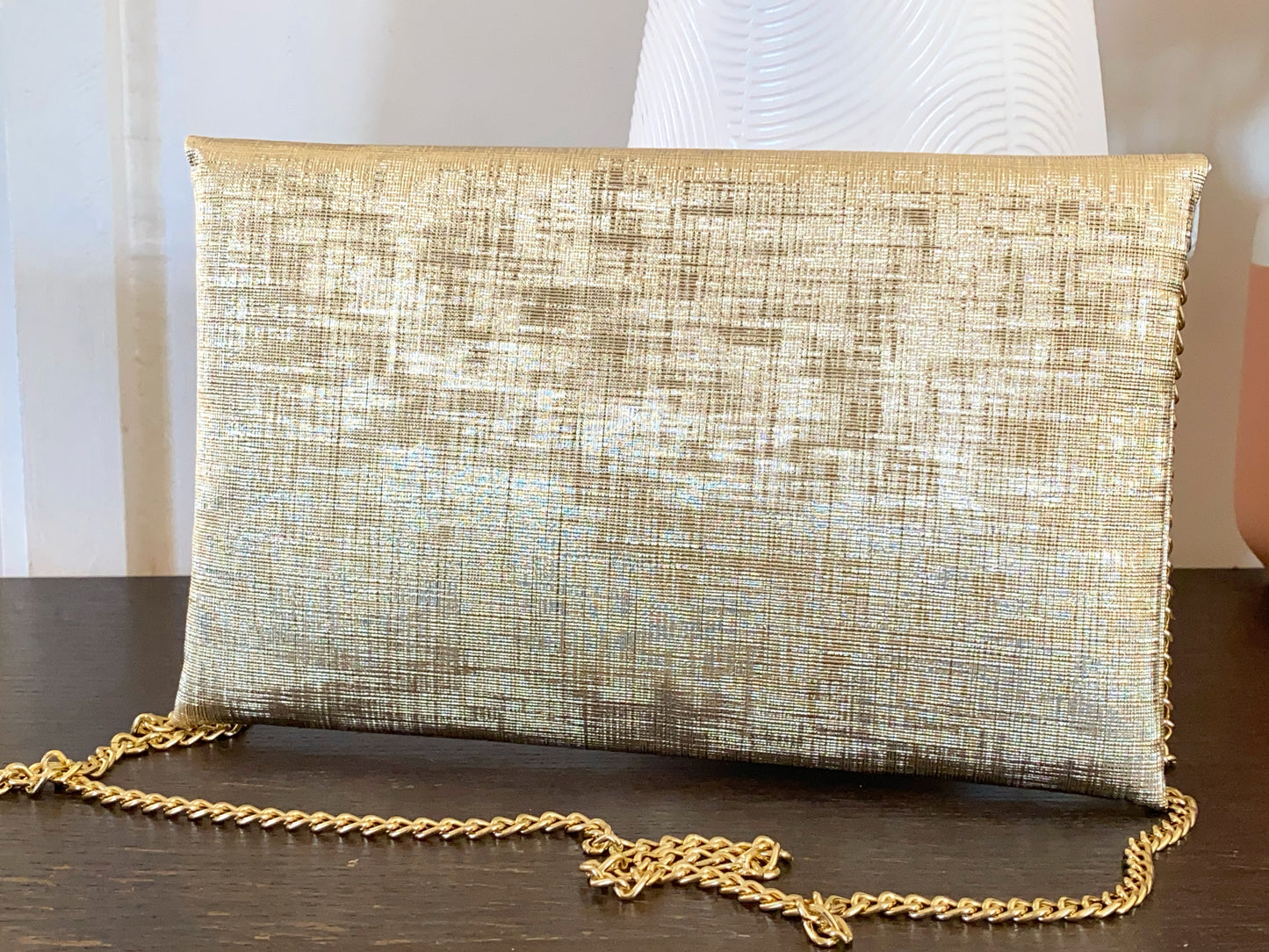 Pochette dorée avec chaîne, idéale pour un mariage ou une soirée
