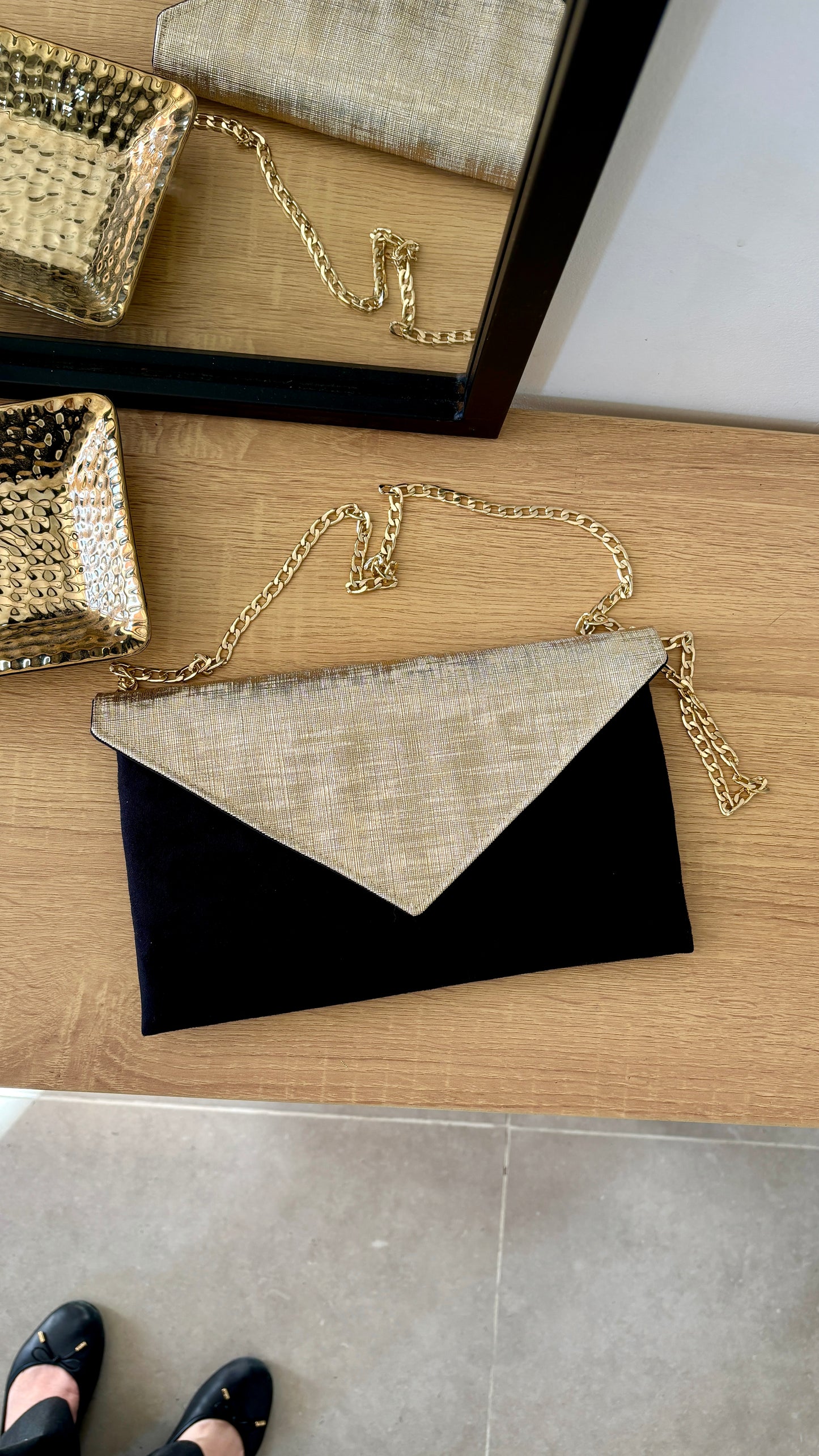 pochette noire et dorée avec chaîne