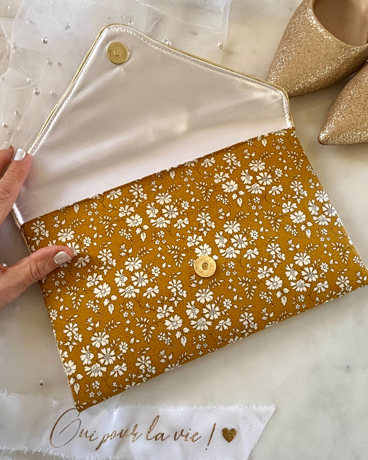 Pochette mariage fleurie en Liberty Capel moutarde