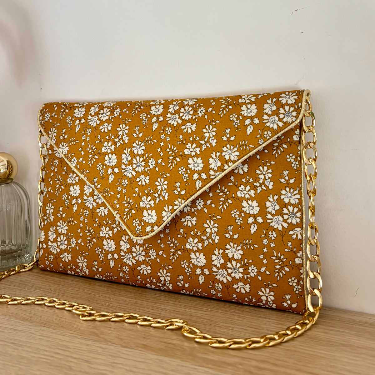 Pochette mariage fleurie en Liberty Capel moutarde