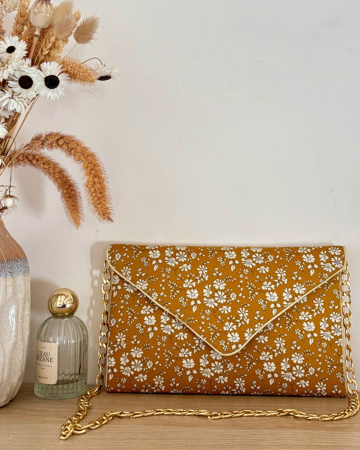Pochette mariage fleurie en Liberty Capel moutarde