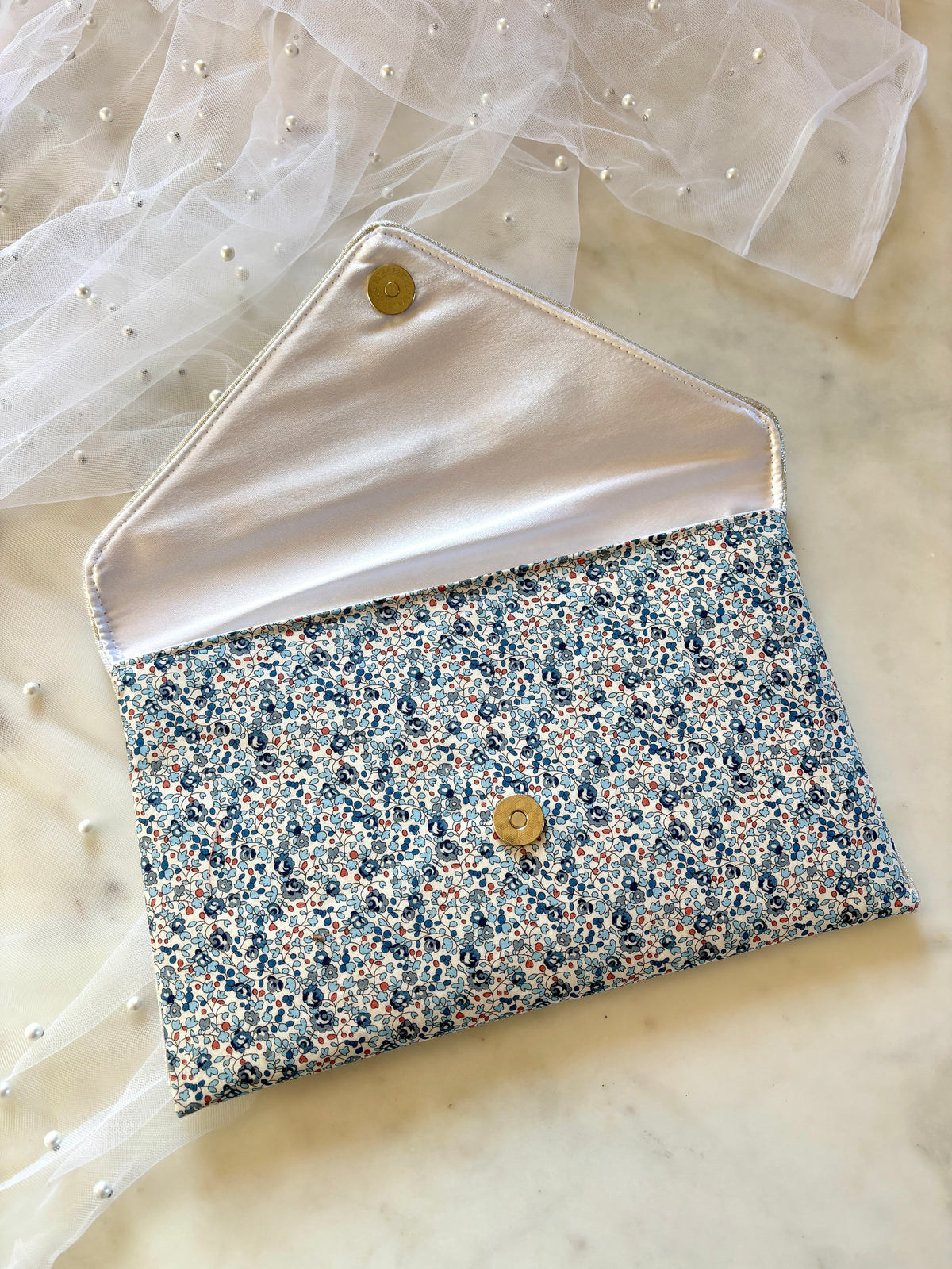 Pochette mariage fleurie en Liberty Eloïse bleu