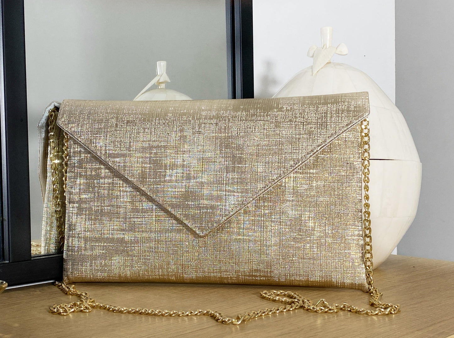 Pochette dorée avec chaîne, idéale pour un mariage ou une soirée