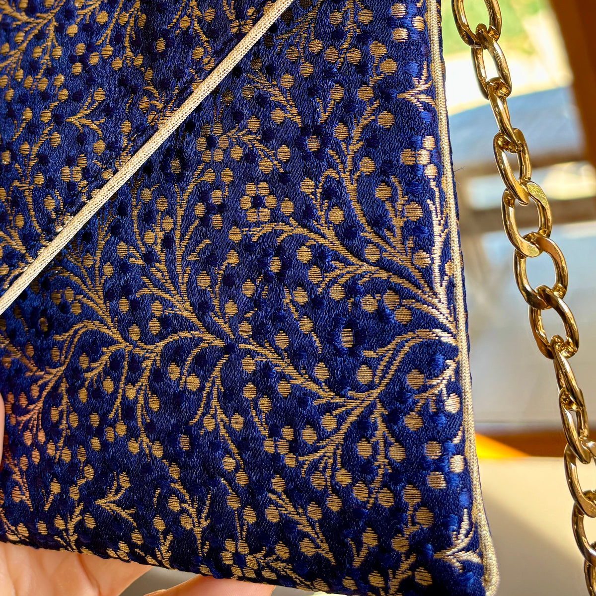 Pochette mariage. bleu et dor&ée en tissu brocart indien