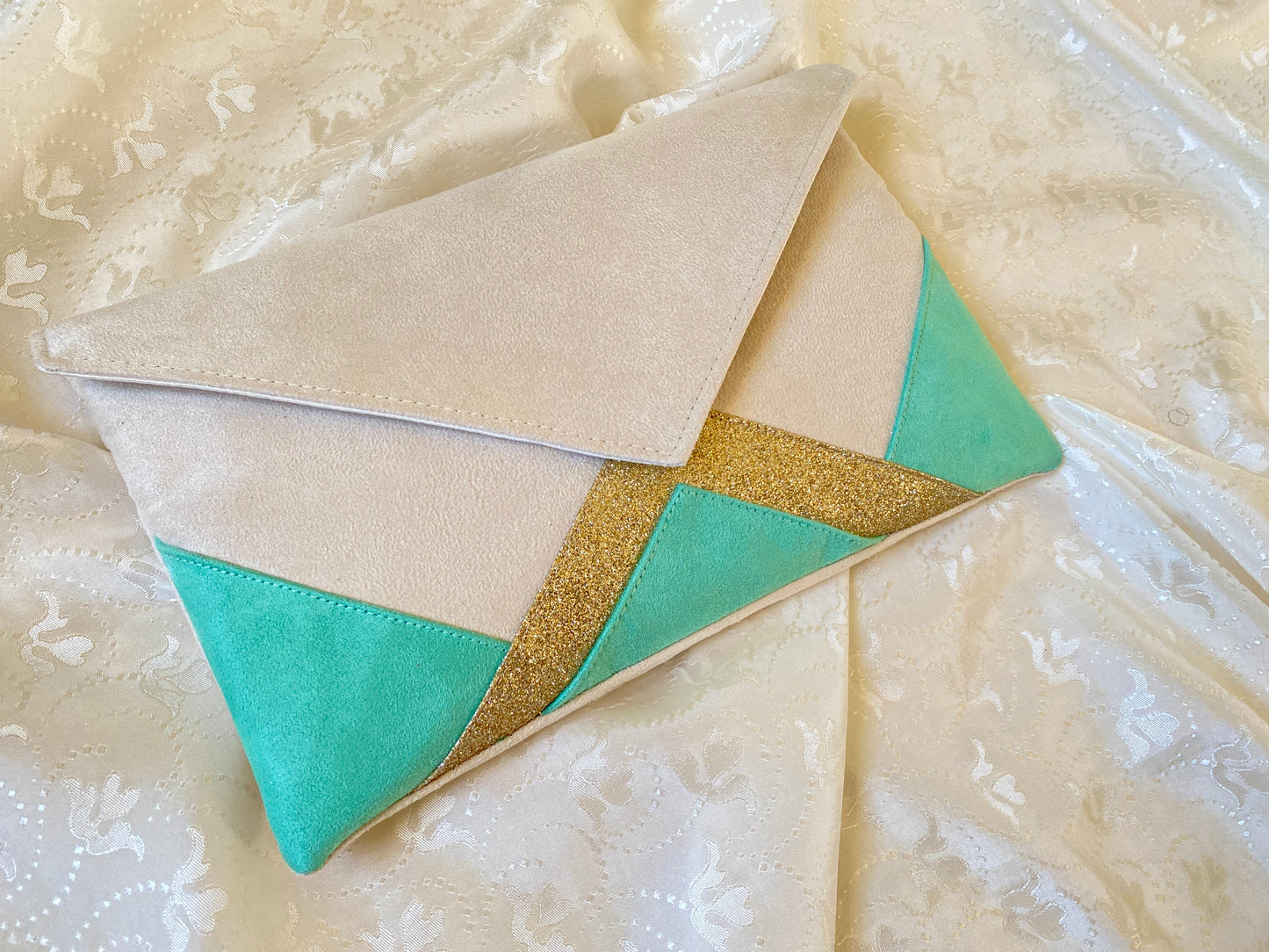 Pochette verte, écru, paillettes dorées