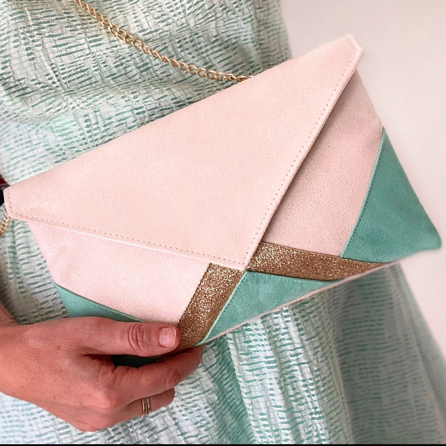 Pochette vert menthe, écru et paillettes dorées - fil des toiles