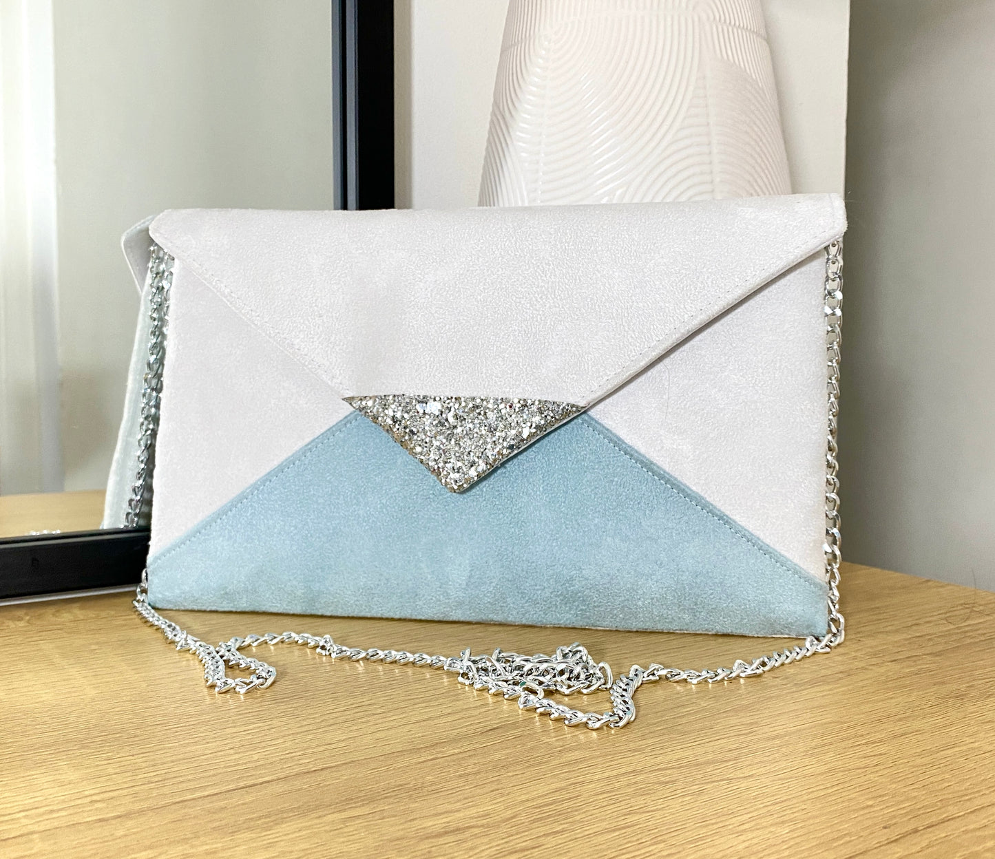 pochette de soirée blanche, bleu et argentée