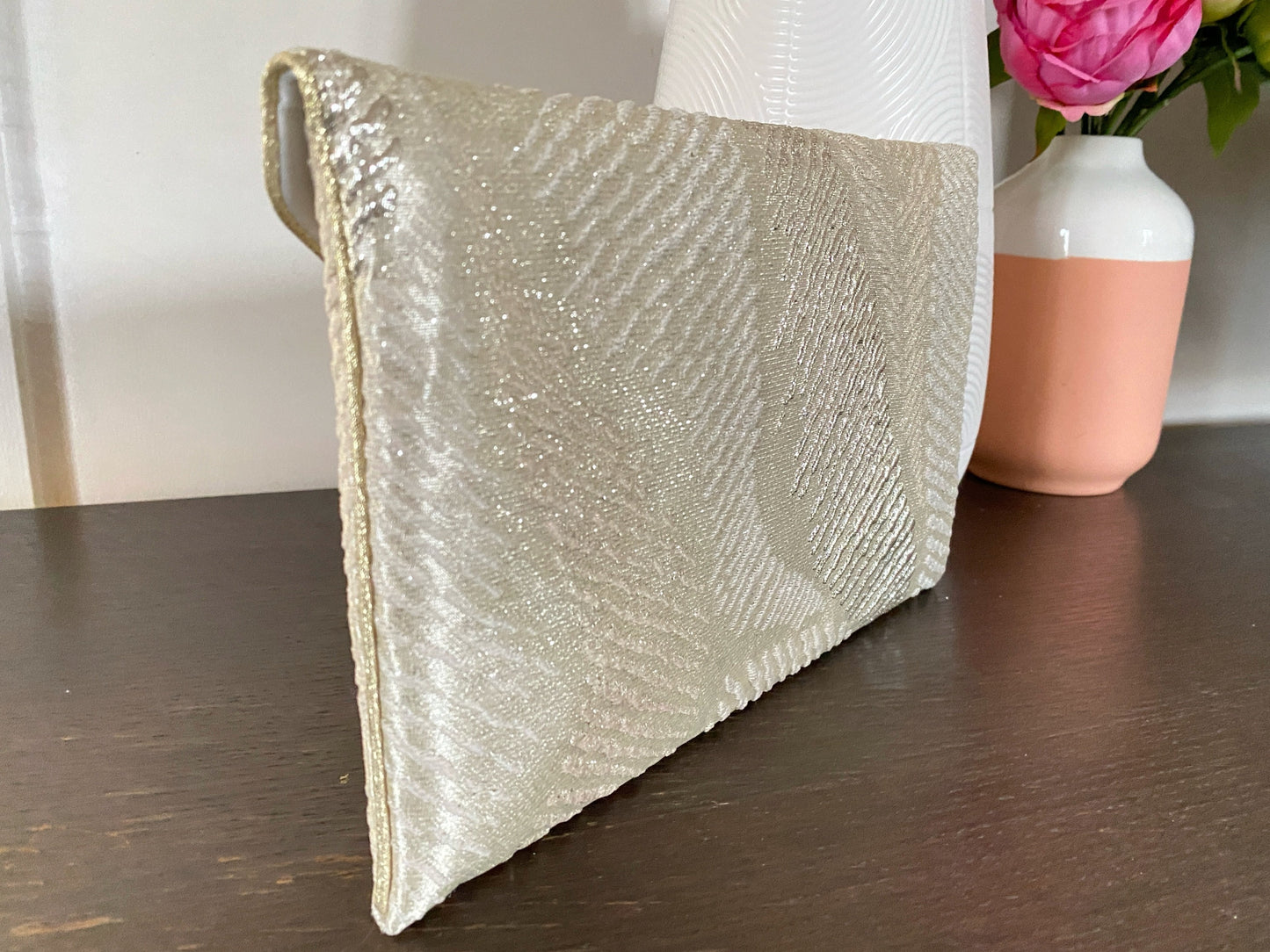 pochette mariage beige en brocart provenant d'une maison haute couture - fil des toiles