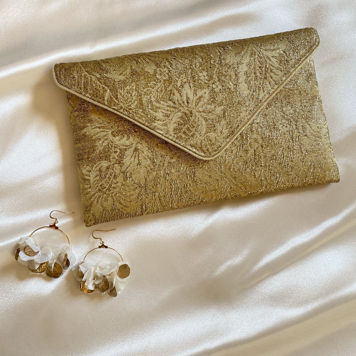 Pochette mariée dorée et boucles d'oreilles en fleurs stabilisées - FIL DES TOILES