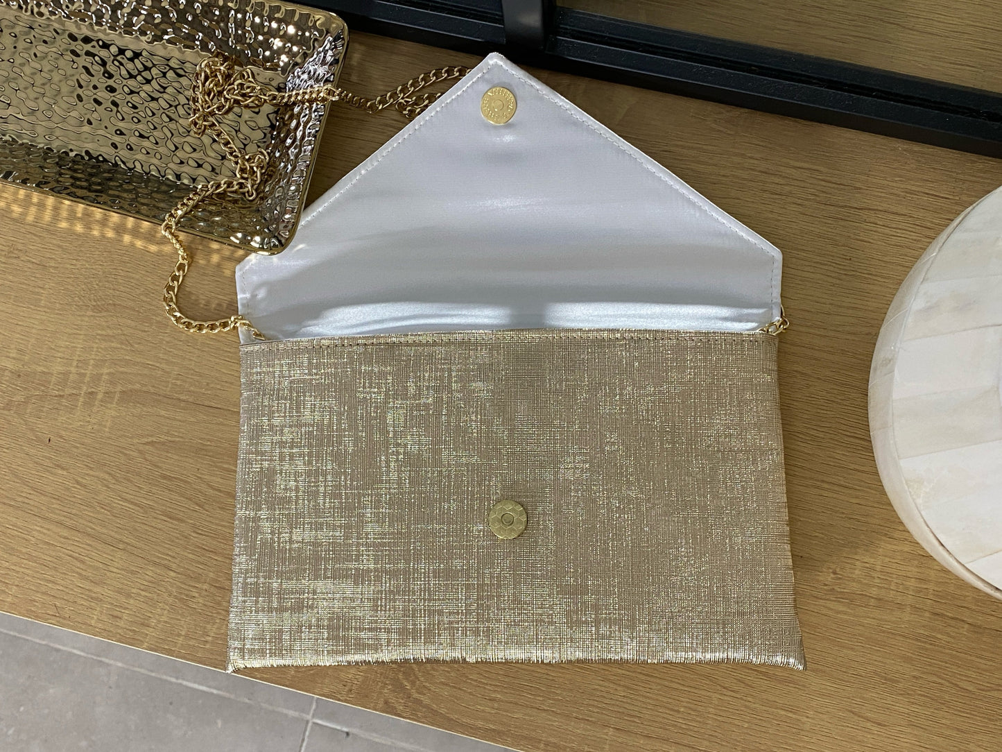 Pochette dorée avec chaîne, idéale pour un mariage ou une soirée