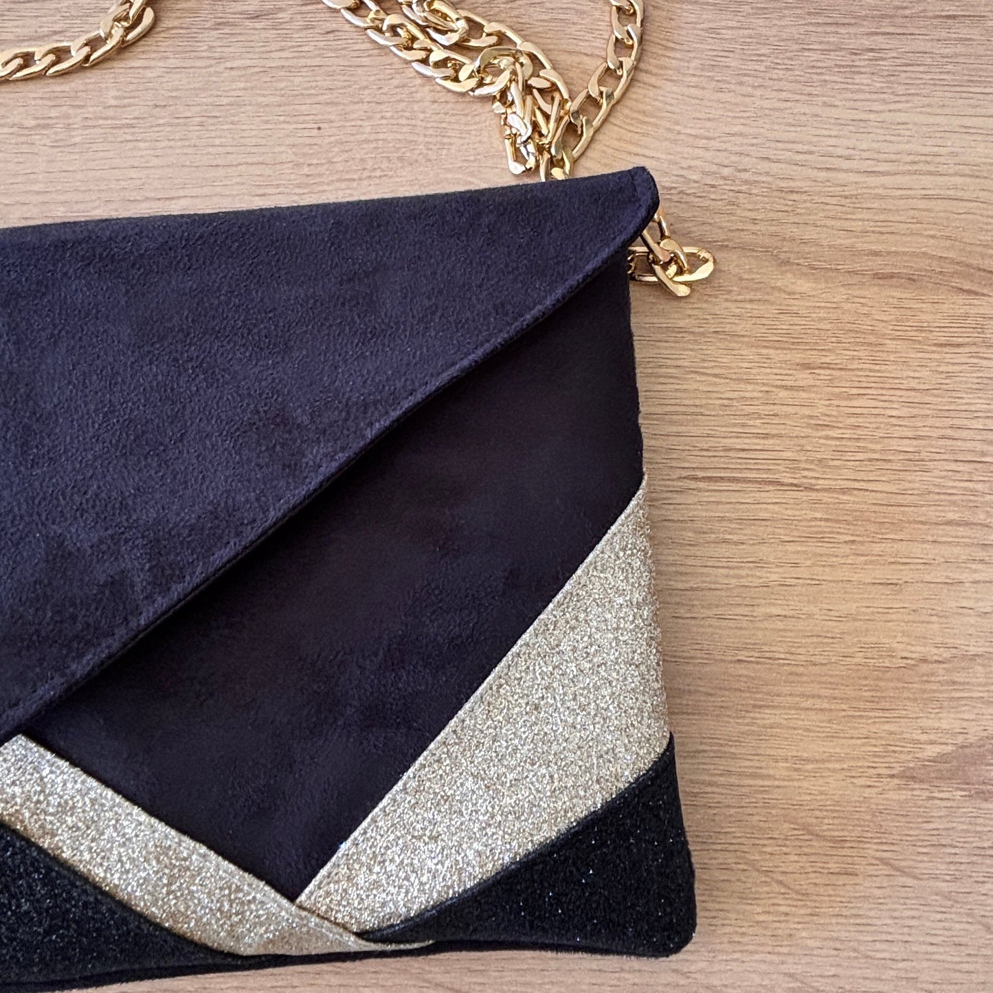 Gros plan texture suédine douce noire et empiècement doré scintillant