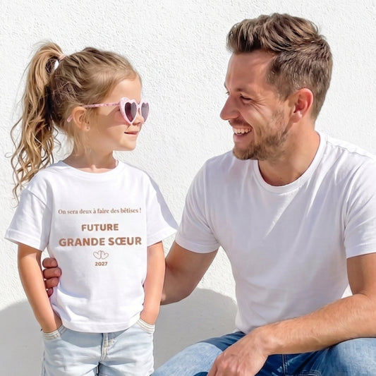 Père et sa fille portant le t-shirt annonce grande sœur terracotta