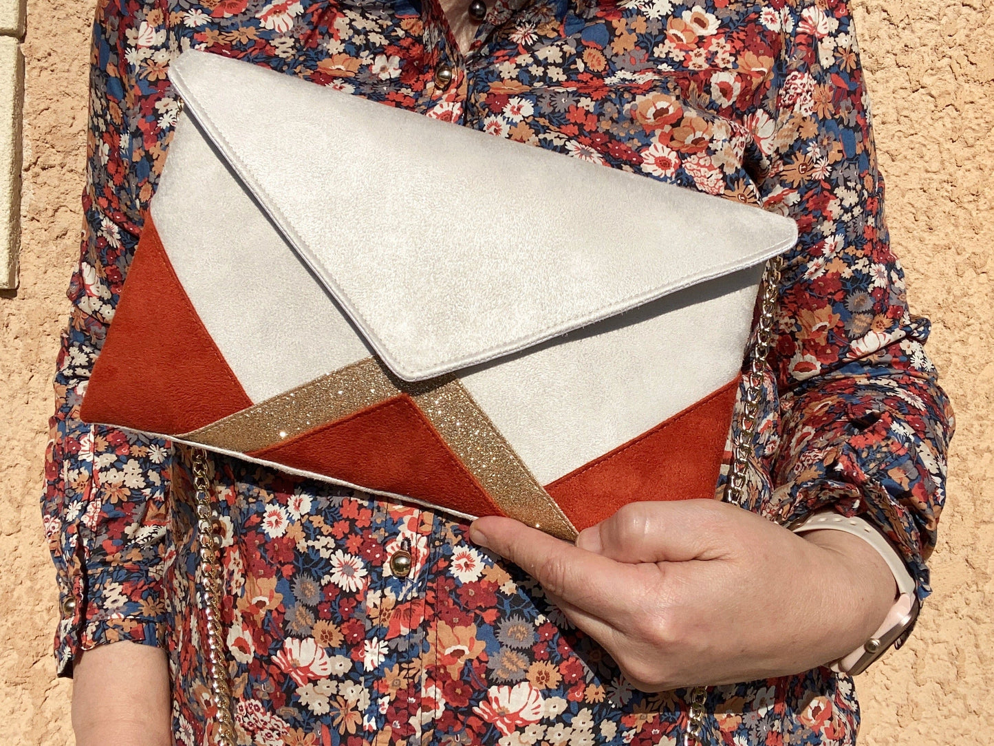 Pochette mariage écru, terracotta et paillettes dorées