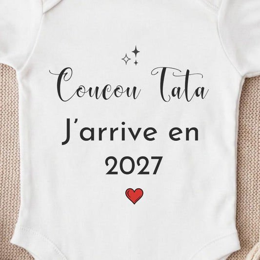 Détail broderie Coucou Tata sur body bébé annonce grossesse
