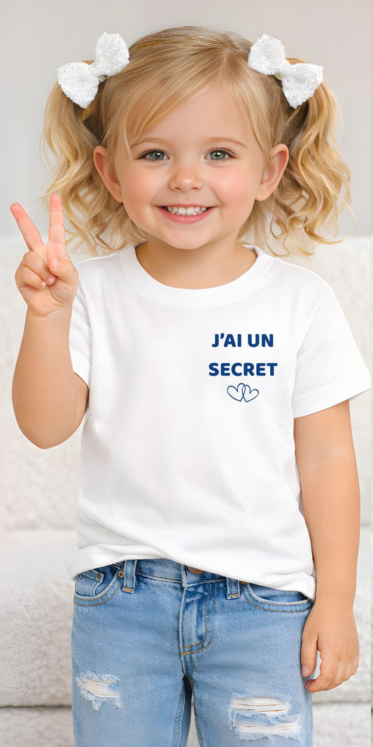 T-shirt enfant blanc future grande sœur, avant avec l'inscription J'ai un secret et deux cœurs
