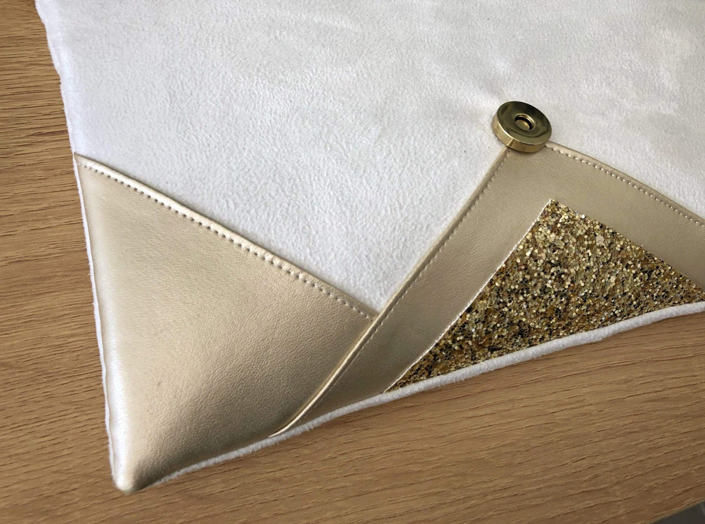 Fil des toiles Pochette Pochette blanche et dorée pour mariage , pochette mariée blanche Pochette blanche et dorée pour mariage , pochette mariée blanche et dorée avec chaîne