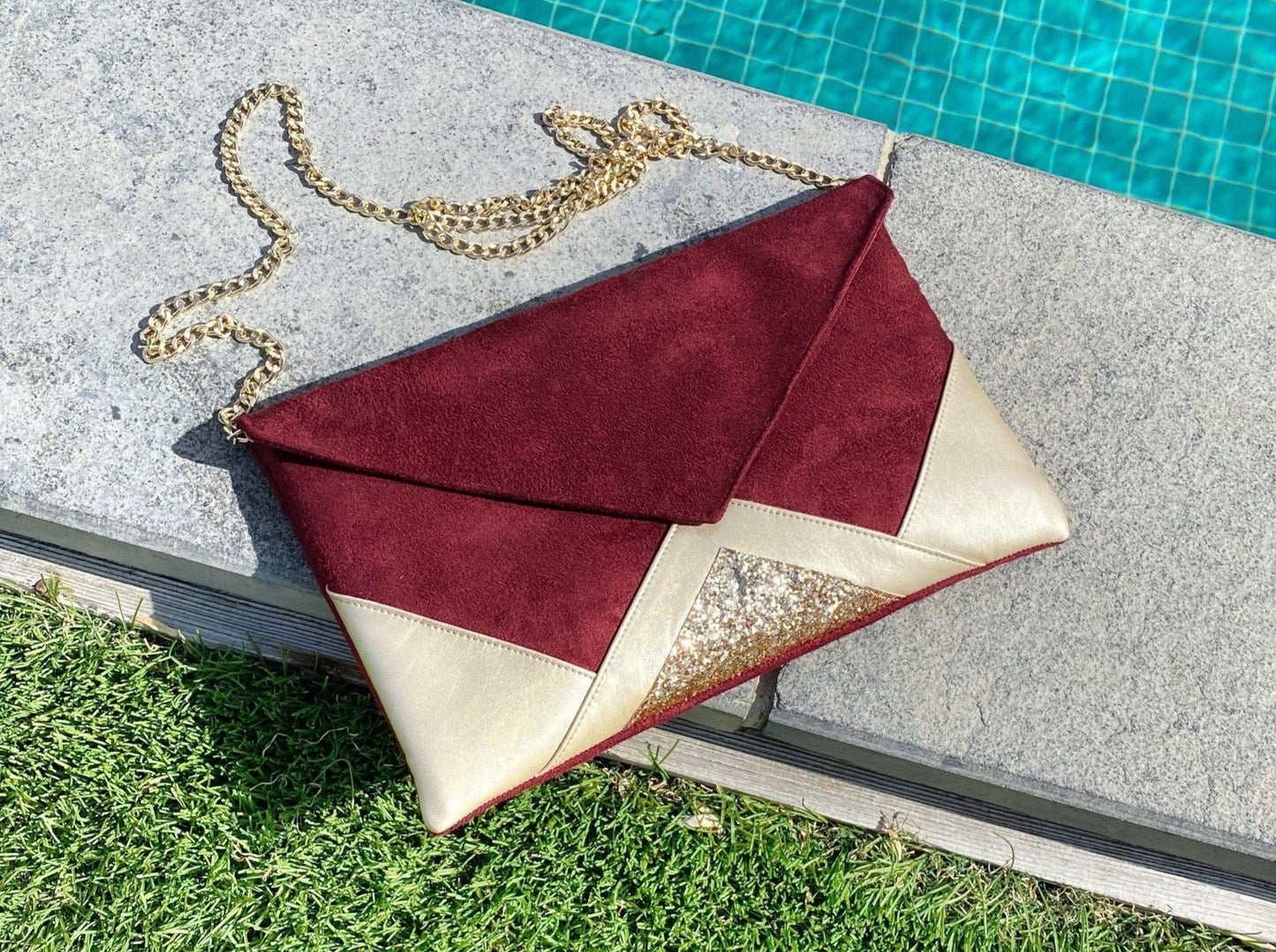 Fil des toiles Pochette Pochette bordeaux et dorée avec chaîne, idéale pour mariage Pochette bordeaux et dorée mariage avec chaîne