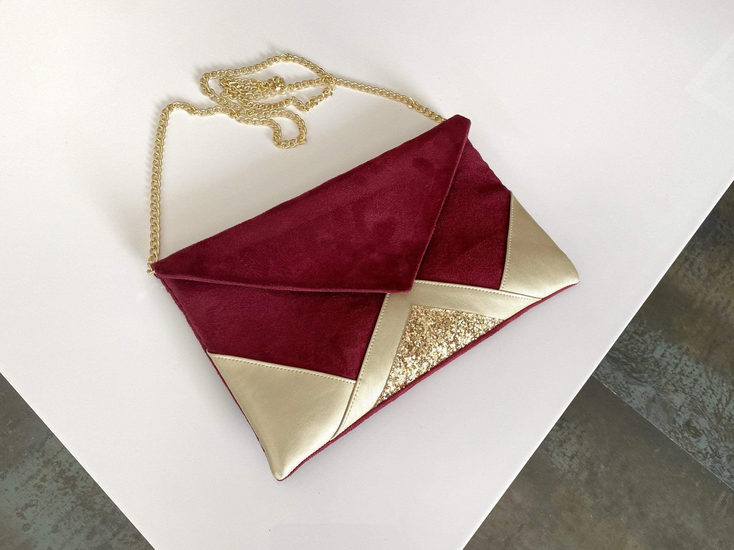 Fil des toiles Pochette Pochette bordeaux et dorée avec chaîne, idéale pour mariage Pochette bordeaux et dorée mariage avec chaîne