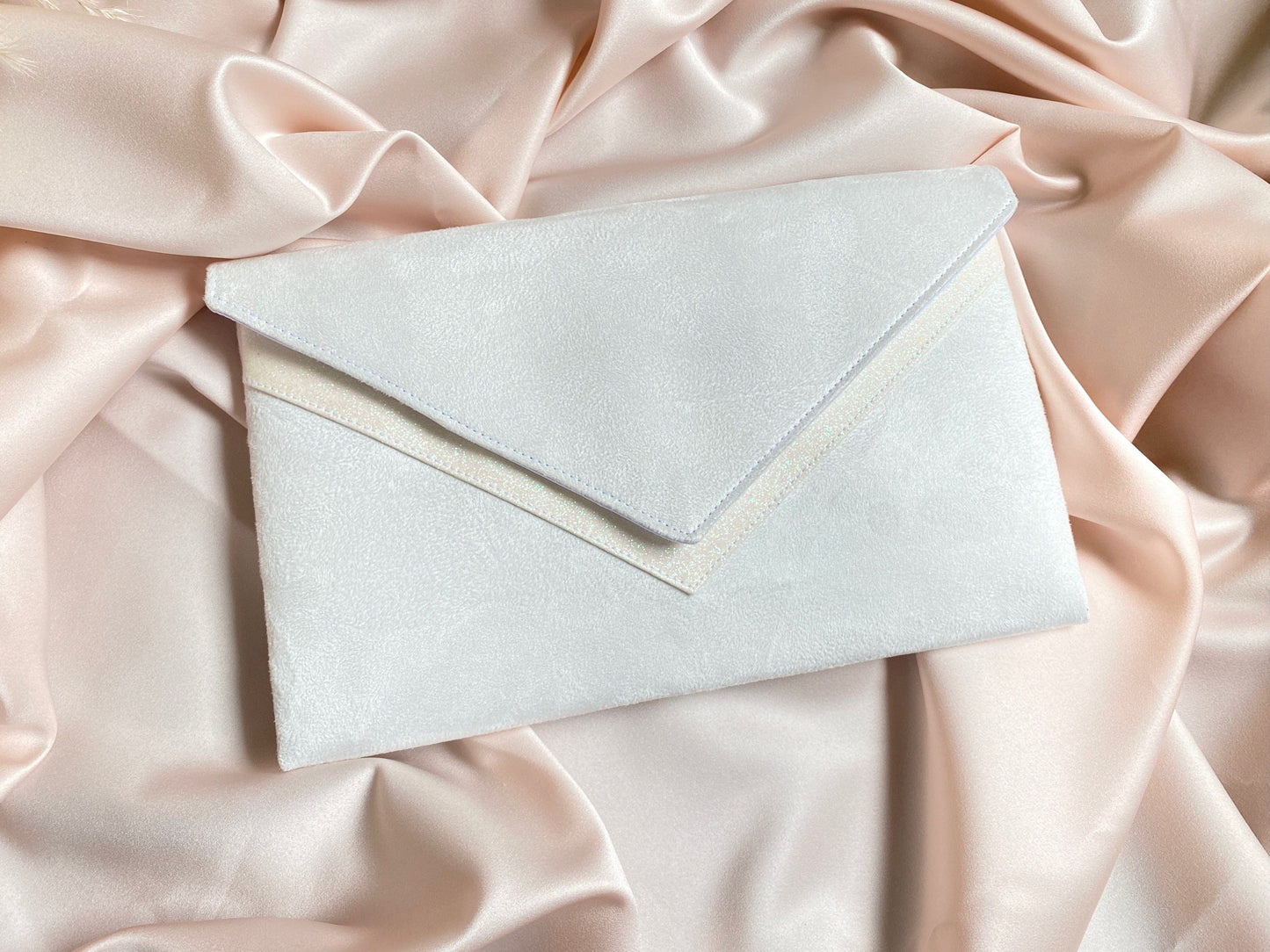 Pochette mariage en suédine blanche et paillettes irisées - fil des toiles