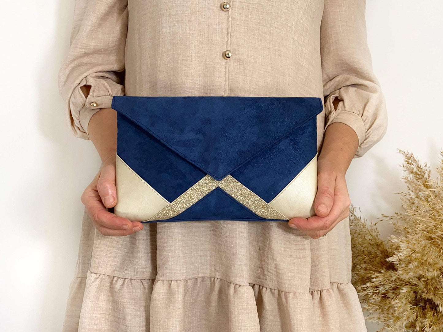 Fil des toiles Pochette Pochette de soirée bleu marine et doré clair