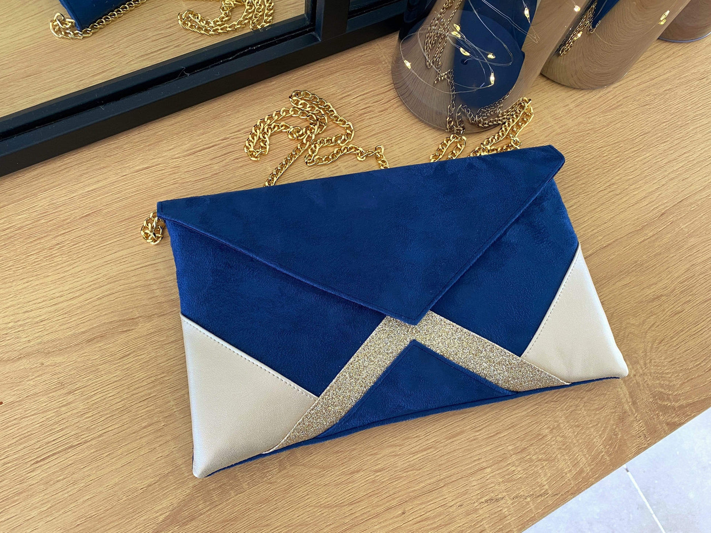 Fil des toiles Pochette Pochette de soirée bleu marine et doré clair