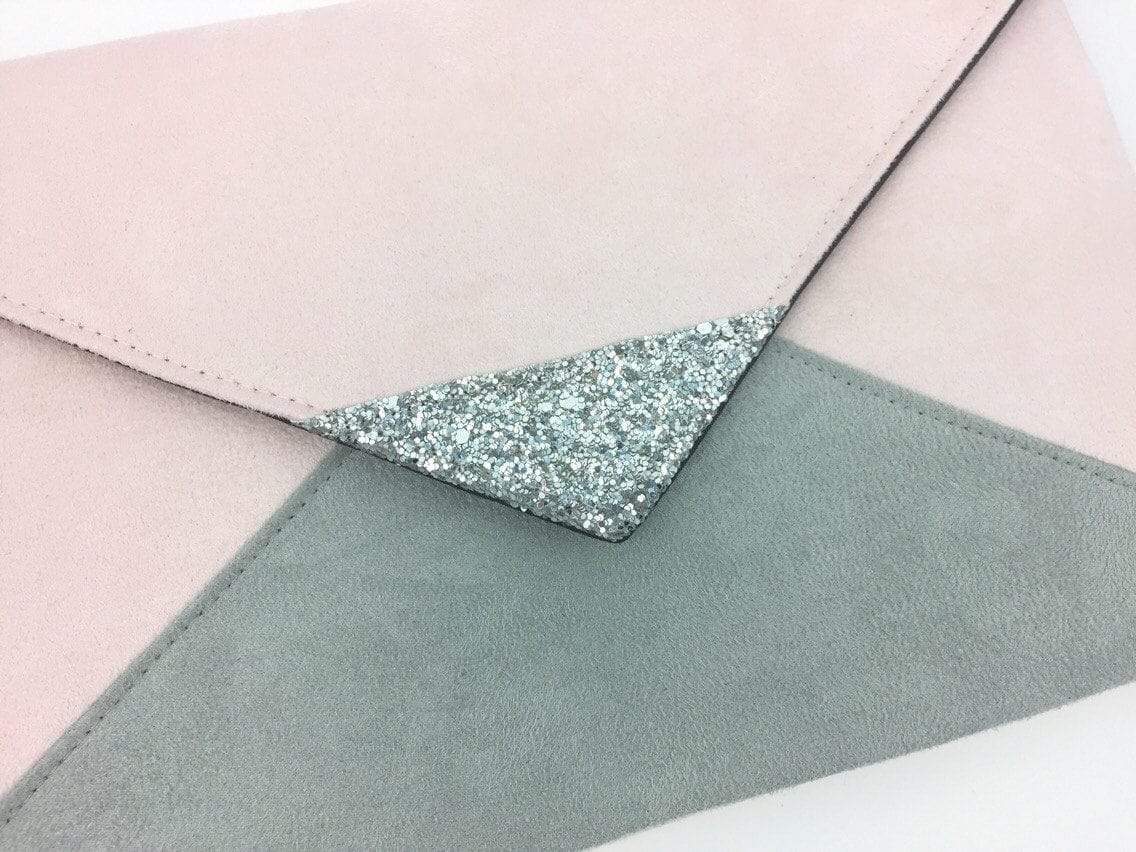 Fil des toiles Pochette Pochette de soirée mariage rose poudré et gris clair, paillettes argentées avec chaîne