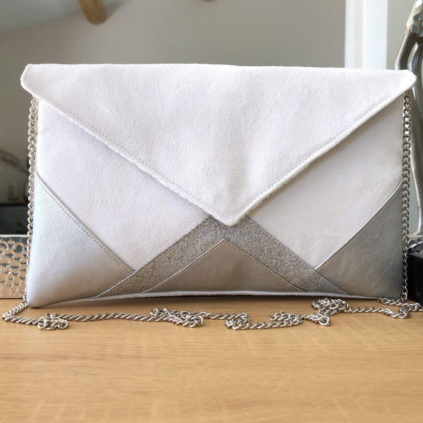 Fil des toiles Pochette Pochette mariage argentée et blanche, sac mariée avec chaîne