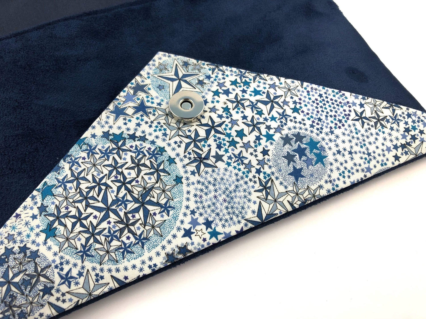 Fil des toiles Pochette Pochette mariage bleu marine en Liberty of London adelajda bleu, paillettes dorées