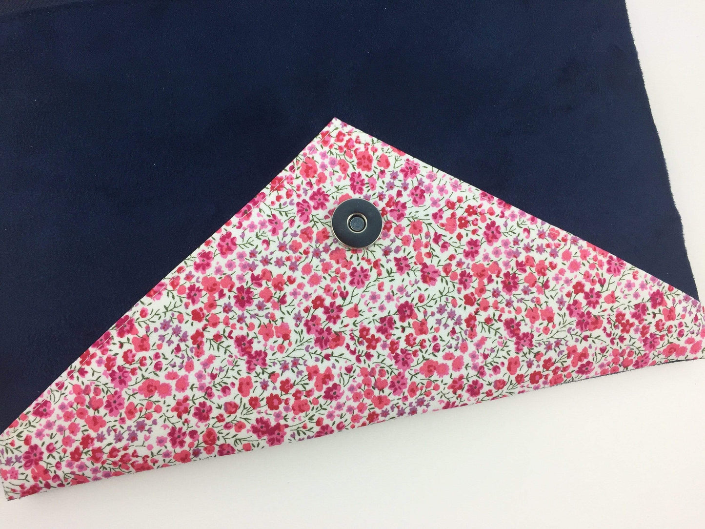 Fil des toiles Pochette Pochette mariage bleu marine, en Liberty of London phoebe rose avec chaîne